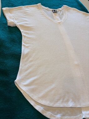 H by bordeaux White Ribbed V-Neck Top